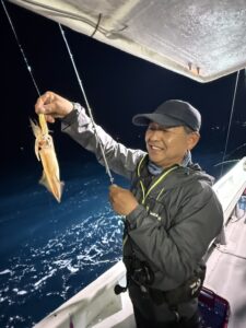 玄界灘の夜焚きイカ釣り！良型スタートも後半はサバで苦戦