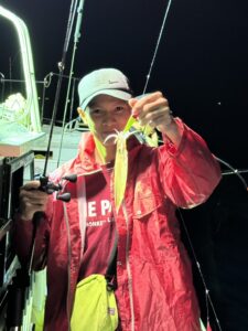 玄界灘の夜焚きイカ釣り！良型スタートも後半はサバで苦戦