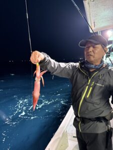 玄界灘の夜焚きイカ釣り！良型スタートも後半はサバで苦戦