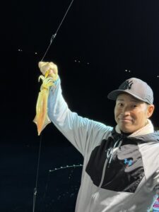 玄界灘の夜焚きイカ釣り！良型スタートも後半はサバで苦戦
