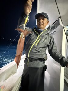 玄界灘の夜焚きイカ釣り！良型スタートも後半はサバで苦戦