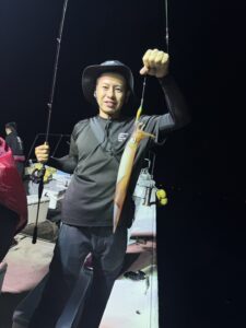 玄界灘の夜焚きイカ釣り！良型スタートも後半はサバで苦戦