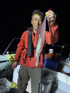 玄界灘の夜焚きイカ釣り！潮の変わり目に良型ヒットも、またサバに苦戦