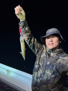玄界灘の夜焚きイカ釣り！潮の変わり目に良型ヒットも、またサバに苦戦