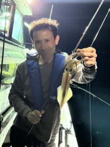 玄界灘の夜焚きイカ釣り！ポイント移動でパラソルサイズも登場