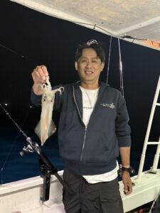玄界灘の夜焚きイカ釣り！ポイント移動でパラソルサイズも登場