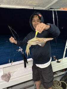 玄界灘の夜焚きイカ釣り！ポイント移動でパラソルサイズも登場