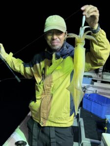 玄界灘の夜焚きイカ釣り！ポイント移動でパラソルサイズも登場