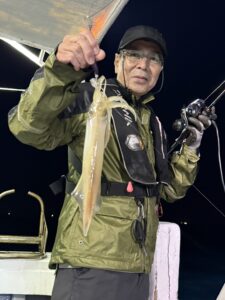 玄界灘の夜焚きイカ釣り！ポイント移動でパラソルサイズも登場
