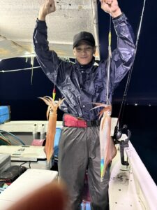 雨で当たりが上り調子！夜焚きイカ釣りでパラソルサイズが好調