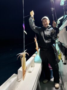 雨で当たりが上り調子！夜焚きイカ釣りでパラソルサイズが好調