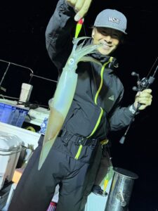 雨で当たりが上り調子！夜焚きイカ釣りでパラソルサイズが好調