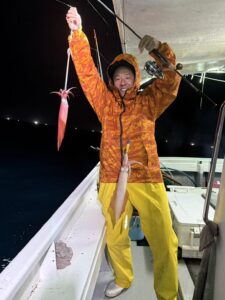 雨で当たりが上り調子！夜焚きイカ釣りでパラソルサイズが好調