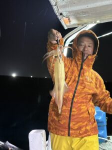 雨で当たりが上り調子！夜焚きイカ釣りでパラソルサイズが好調