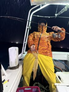 雨で当たりが上り調子！夜焚きイカ釣りでパラソルサイズが好調
