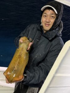 雨で当たりが上り調子！夜焚きイカ釣りでパラソルサイズが好調