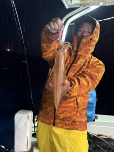 雨で当たりが上り調子！夜焚きイカ釣りでパラソルサイズが好調