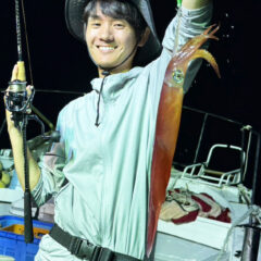 潮が緩く苦戦の状況からトップ76杯！夜焚きイカ釣りでポツポツ重ねた好釣果