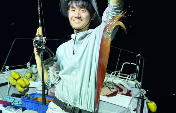 潮が緩く苦戦の状況からトップ76杯！夜焚きイカ釣りでポツポツ重ねた好釣果
