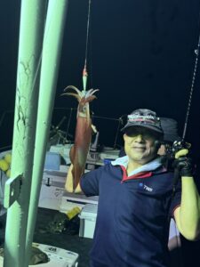 渋い状況から一転！ポイント大移動で夜焚きイカトップ60杯