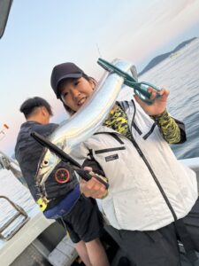 【博多湾タチウオ】今期の夏シーズン開幕!釣りガール「あんにょん」ちゃん参戦