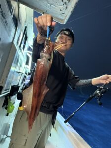 タナとパターンの見極めで良型連発!トップ70杯超えの夜焚きイカ釣り