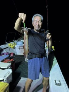 タナとパターンの見極めで良型連発!トップ70杯超えの夜焚きイカ釣り