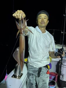 タナとパターンの見極めで良型連発!トップ70杯超えの夜焚きイカ釣り