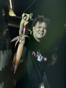 タナとパターンの見極めで良型連発!トップ70杯超えの夜焚きイカ釣り