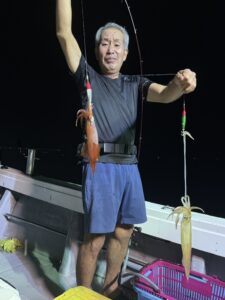 タナとパターンの見極めで良型連発!トップ70杯超えの夜焚きイカ釣り