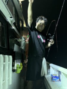 タナとパターンの見極めで良型連発!トップ70杯超えの夜焚きイカ釣り