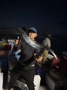 朝イチのチャンスにF5ドラゴン出現!テクニカルな博多湾タチウオ釣り