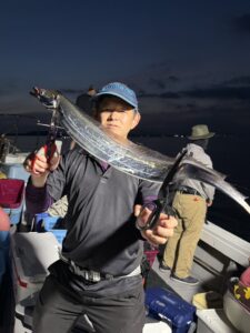 朝イチのチャンスにF5ドラゴン出現!テクニカルな博多湾タチウオ釣り