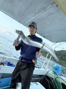 朝イチのチャンスにF5ドラゴン出現!テクニカルな博多湾タチウオ釣り