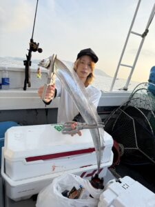 朝イチのチャンスにF5ドラゴン出現!テクニカルな博多湾タチウオ釣り