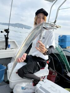 朝イチのチャンスにF5ドラゴン出現!テクニカルな博多湾タチウオ釣り