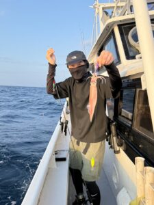 今期初の3桁達成!パラソルサイズ爆乗りの夜焚きイカ釣り