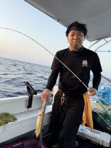 今期初の3桁達成!パラソルサイズ爆乗りの夜焚きイカ釣り