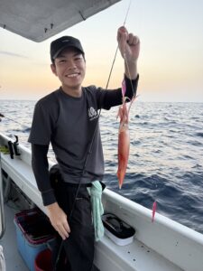 今期初の3桁達成!パラソルサイズ爆乗りの夜焚きイカ釣り