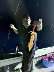 今期初の3桁達成!パラソルサイズ爆乗りの夜焚きイカ釣り