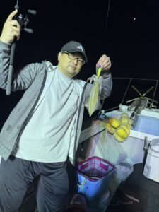 今期初の3桁達成!パラソルサイズ爆乗りの夜焚きイカ釣り