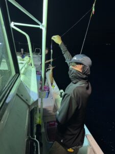 今期初の3桁達成!パラソルサイズ爆乗りの夜焚きイカ釣り