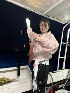 今期初の3桁達成!パラソルサイズ爆乗りの夜焚きイカ釣り