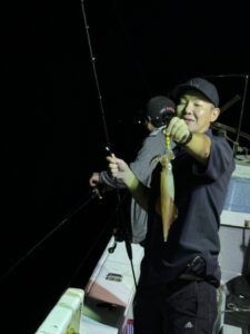 今期初の3桁達成!パラソルサイズ爆乗りの夜焚きイカ釣り