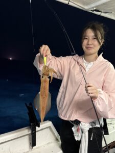 今期初の3桁達成!パラソルサイズ爆乗りの夜焚きイカ釣り