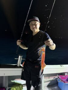 今期初の3桁達成!パラソルサイズ爆乗りの夜焚きイカ釣り