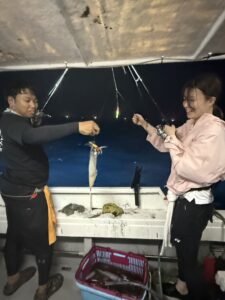 今期初の3桁達成!パラソルサイズ爆乗りの夜焚きイカ釣り