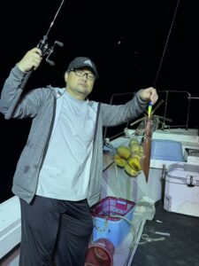 今期初の3桁達成!パラソルサイズ爆乗りの夜焚きイカ釣り