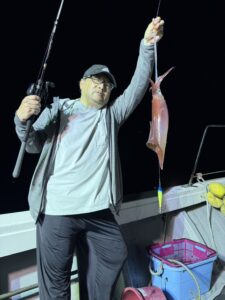 今期初の3桁達成!パラソルサイズ爆乗りの夜焚きイカ釣り