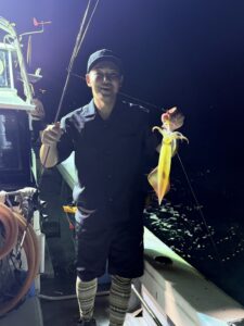 今期初の3桁達成!パラソルサイズ爆乗りの夜焚きイカ釣り